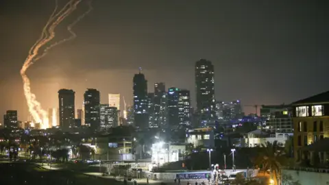 Iran Balas Serangan Israel dengan Rudal dan Drone, Pasar Kripto Volatile