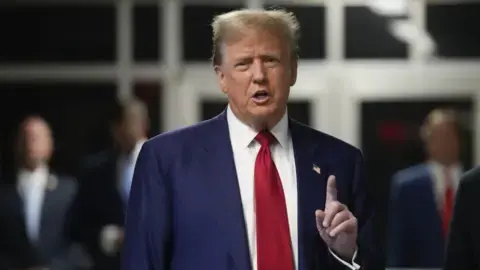 Trump Sebut Tahu Keberadaan Khomeini